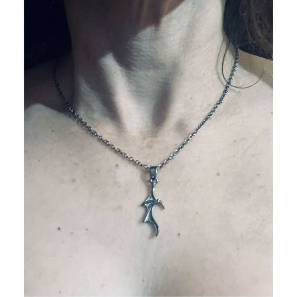 CUTE SILVER GOTH BAT WING NECKLACE - Picture 5 of 5
